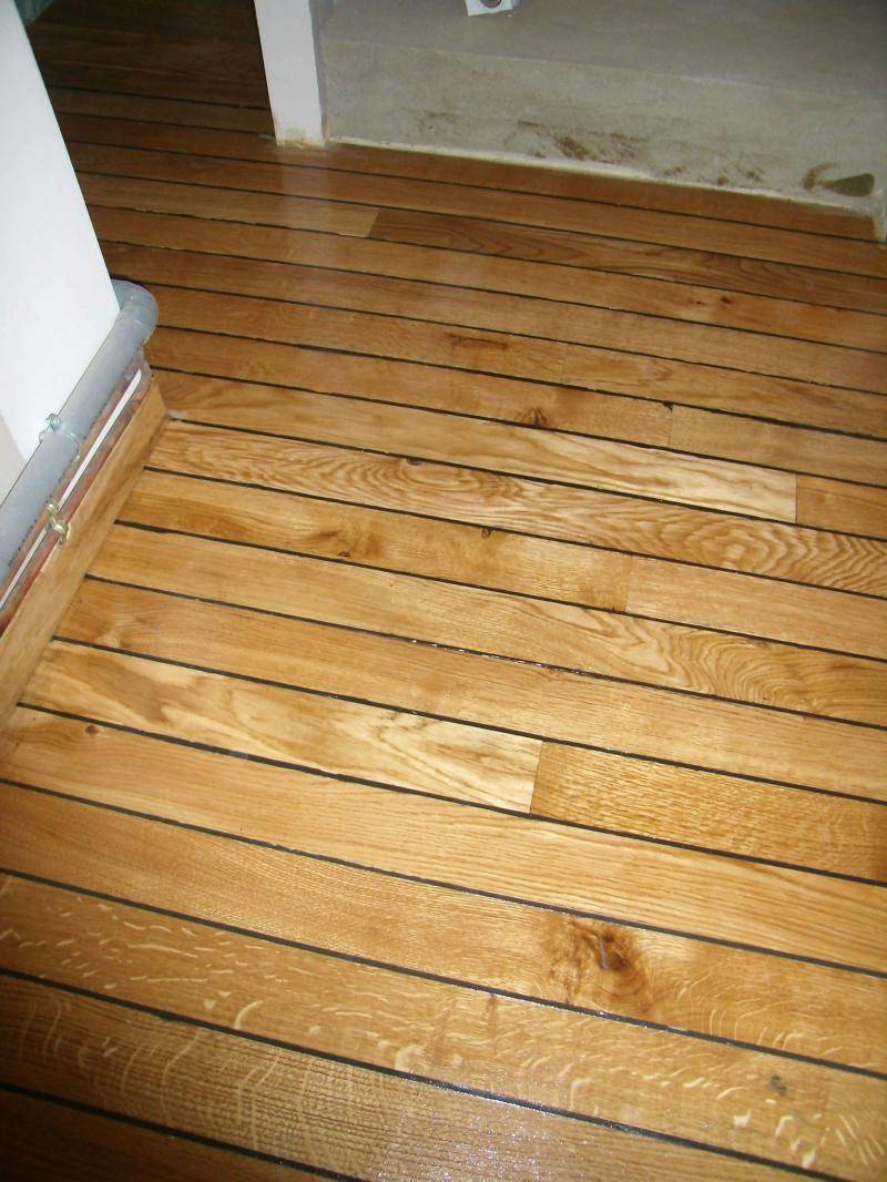 couloir avec parquet joint pont de bateau