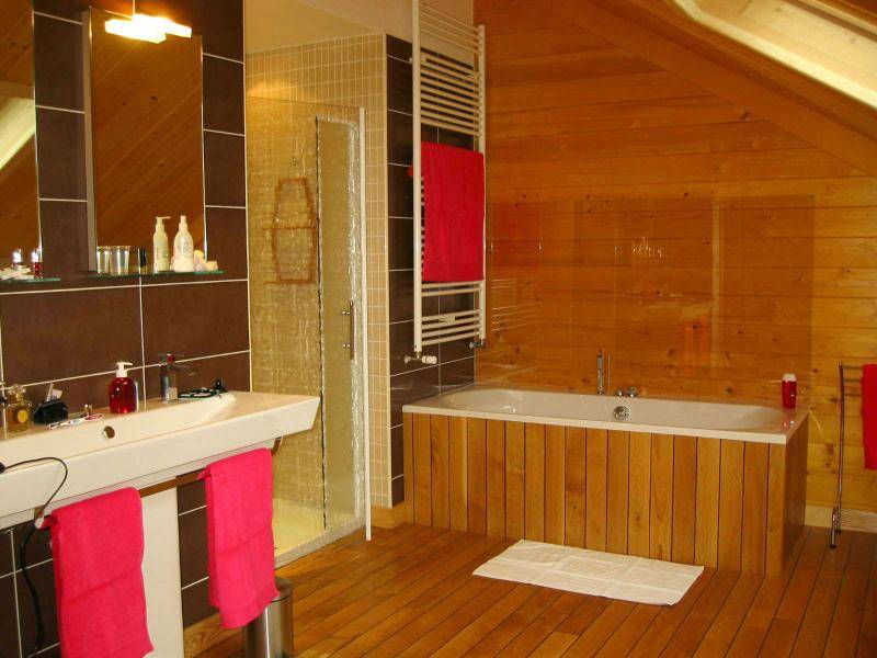 salle de baon avec parquet joint pont de bateau 2