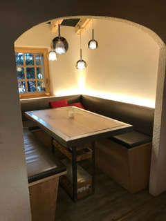 table de restaurant avec banquette