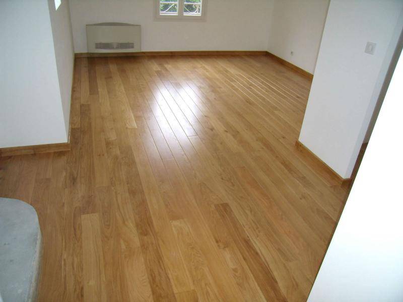 grande chambre avec parquet